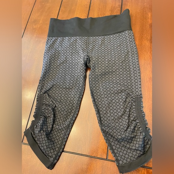 Lululemon Seamless Charcoal Cropped Ruched Leggings - Picture 2 of 4